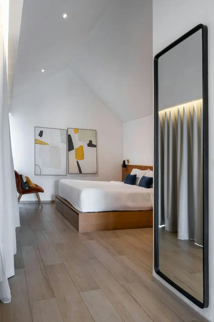 Schön saniertes Zimmer mit Bett in Imst