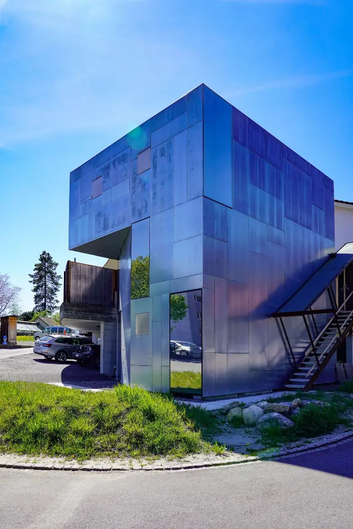 mehrgeschossiges Gebäude mit durchgehender Fensterfront 